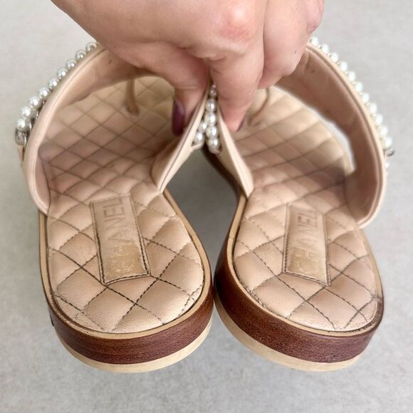 Chanel CC Logo Charm Lambskin Pearl Chain Flat Beige Sandals EU 39C Toe Ring - Picture 4 of 13